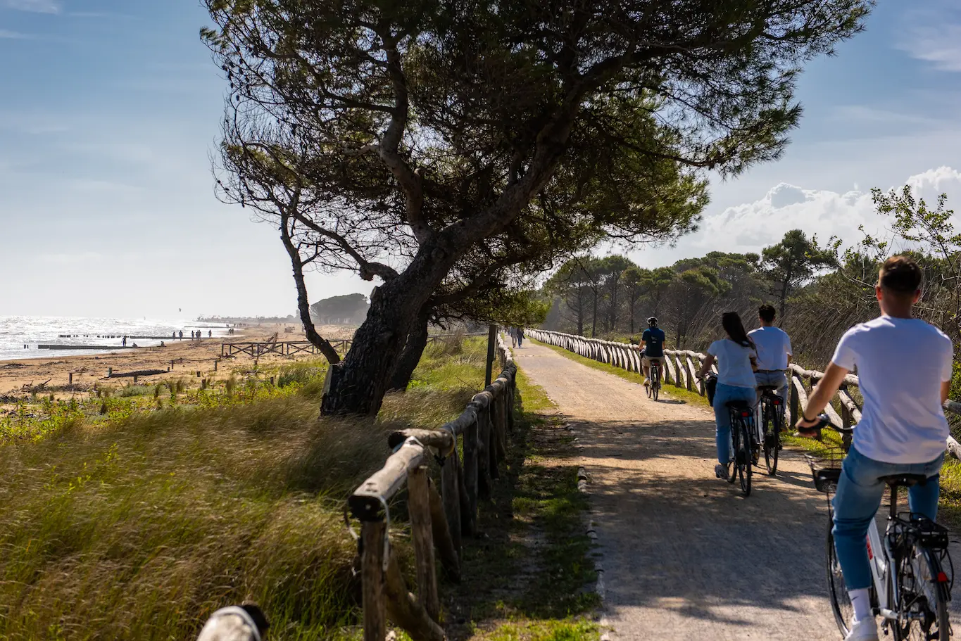 ragazzi in bicicletta a Bibione