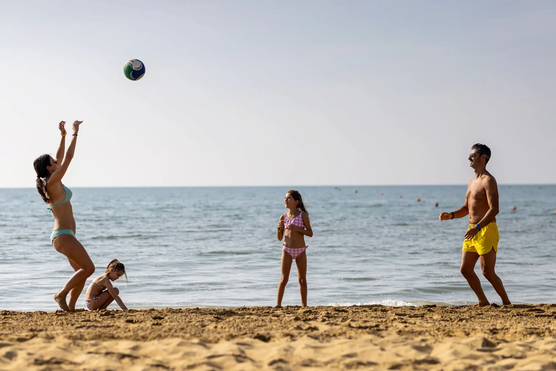 Famiglia che gioca a palla sulla spiaggia di Bibione