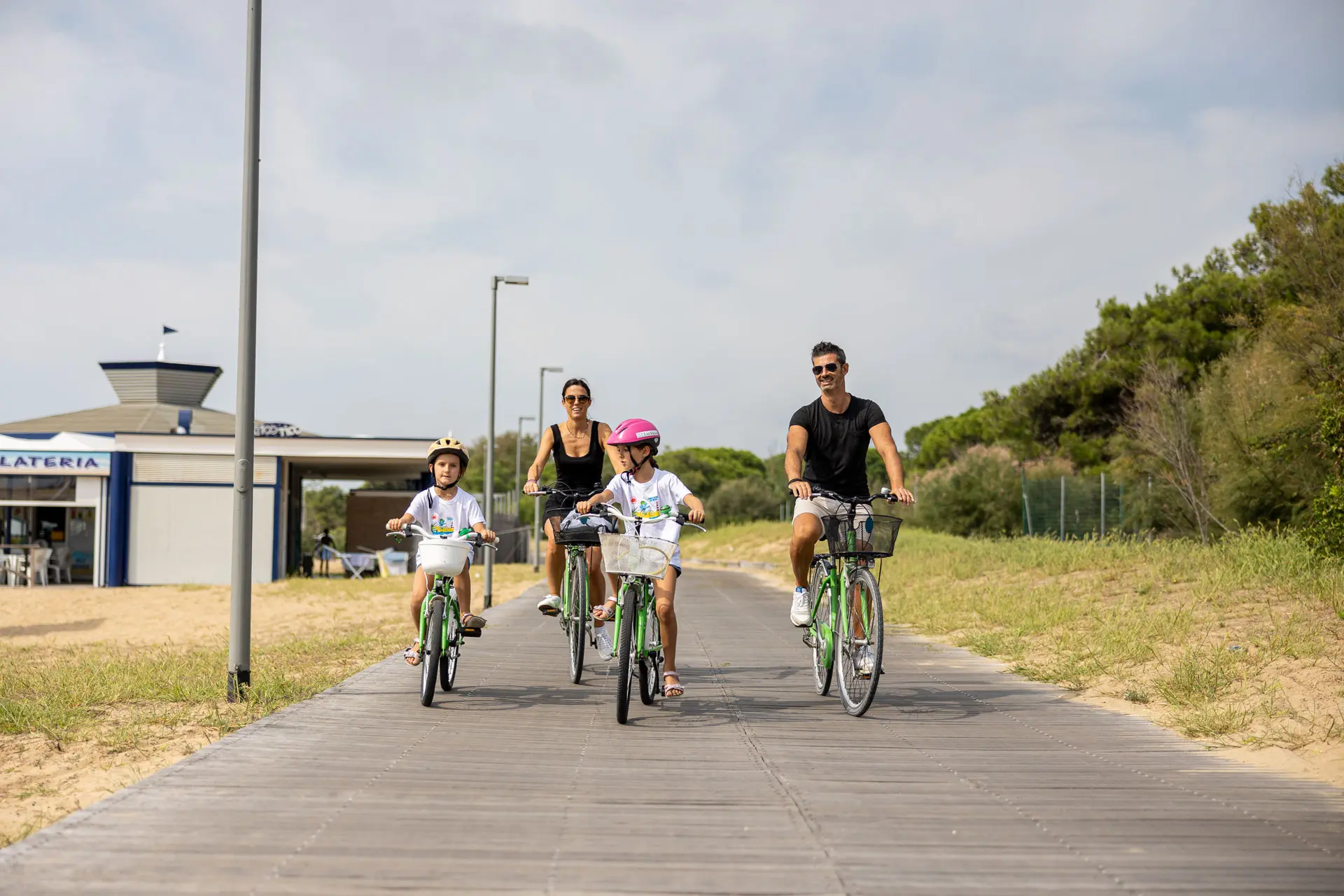 Famiglia in bicicletta a Bibione