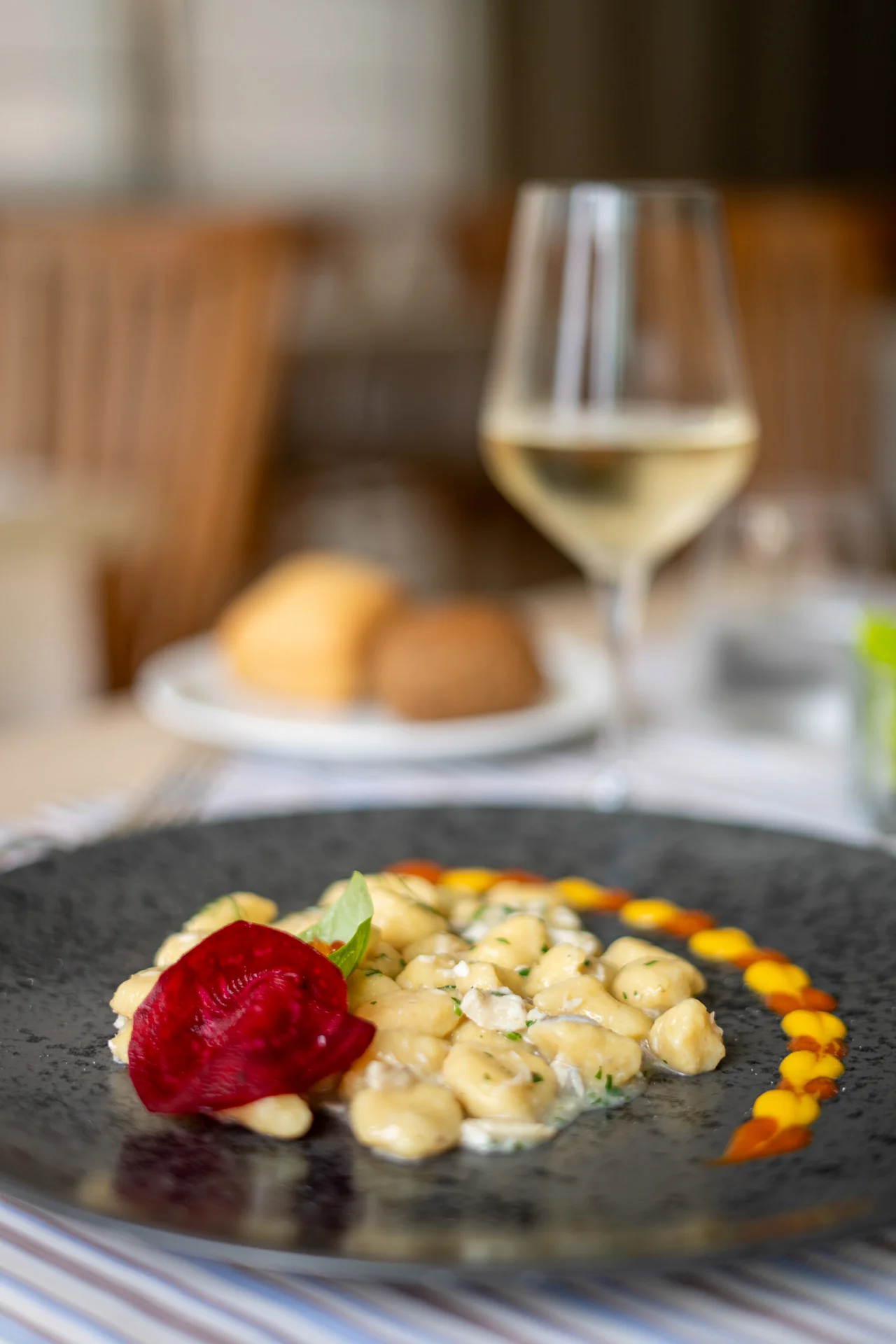 primo piatto gorumet con calice di vino